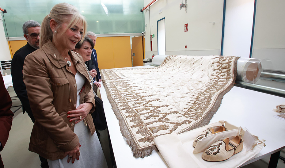 Imagen del artículo El IAPH restaurará el Dosel del Corpus y el Terno Blanco de la Virgen de los Reyes